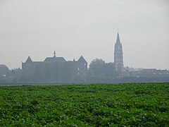 Paysage agricole de la commune. Au loin, La Bassée.