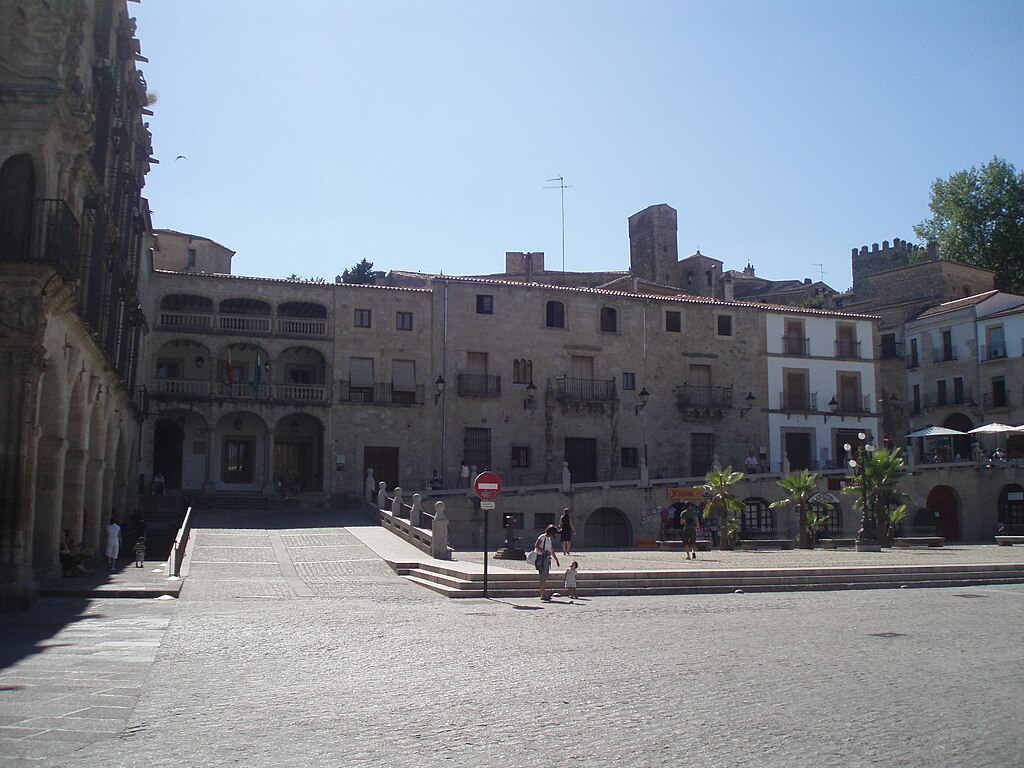 Vista de la Casa del Concejo y del palacio de los Chaves-Cárdenas, en la Plaza mayor de Trujillo