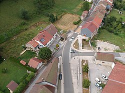 Vue aérienne du village de Leschères.JPG