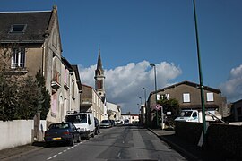 Photo datant de 2013 représentant l'église vue de la rue de Briacé présentant le même cadrage qu'en 1910