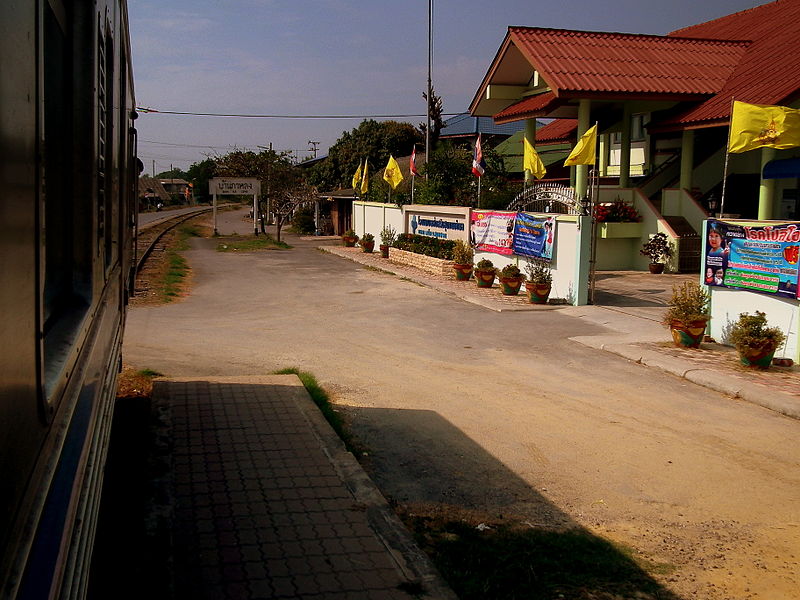 File:WONWAIN YAI STATION BANGKOK TO MAEKLONG THAILAND JAN 2012 (6875842014).jpg