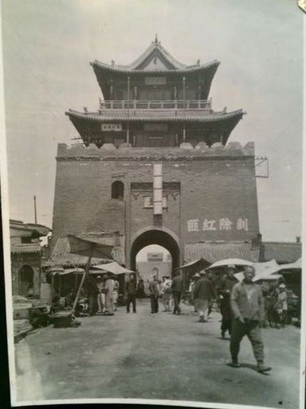 日军占领下的朔县县城，图中建筑为文昌阁