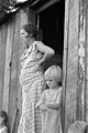 Arthur Rothstein. Wife and child of a sharecropper. Washington County, Arkansas. August 1935.