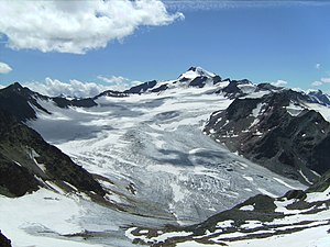 The wide glacier areas of the Mittelbergferner, below the Wildspitze