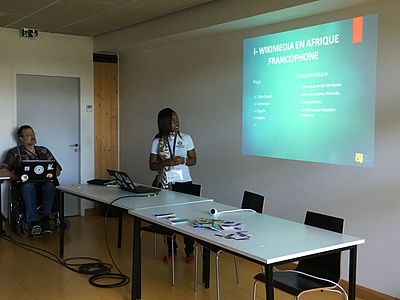 Dominique Eliane lors de la Wiki Convention Francophone à Paris, pour présenter l'expérience Wiki Loves Women en Côte d'Ivoire.