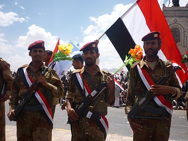 Yemeni soldiers from the 1st Armoured Division on 60th Street in Sana'a, 22 May 2011