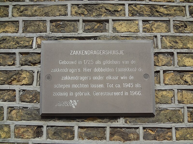 File:Zakkendragershuisje - Schiedam - ANWB plaquette - 2013.jpg