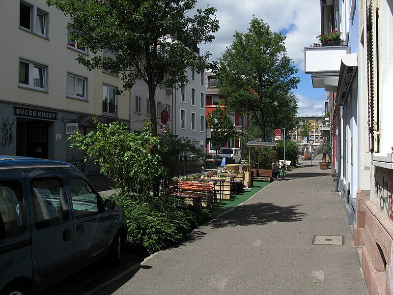 File:Zu Freisitzflächen umgewidmete Parkplätze vor Gaststätten im Freiburger Sedanviertel 3.jpg