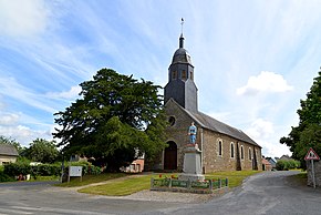 Église Saint-Pierre et monument aux morts de Faverolles (Orne).jpg