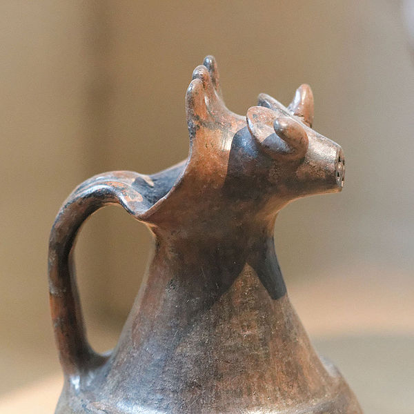 File:Œnochoé à embouchure en forme de tête d'animal (Louvre C711) 03.jpg