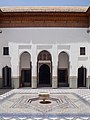 Un cortile con fontana nel palazzo