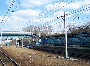 Старая восточная платформа (закрыта с 4 марта 2018, напротив неё возведена временная деревянная платформа), на заднем плане виден путепровод