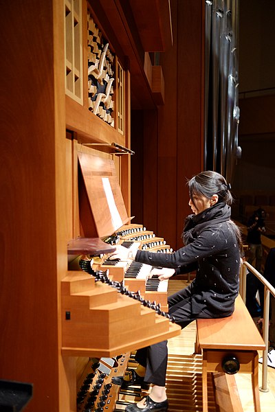 File:横浜みなとみらいホールのパイプオルガン「ルーシー」演奏台 1.JPG