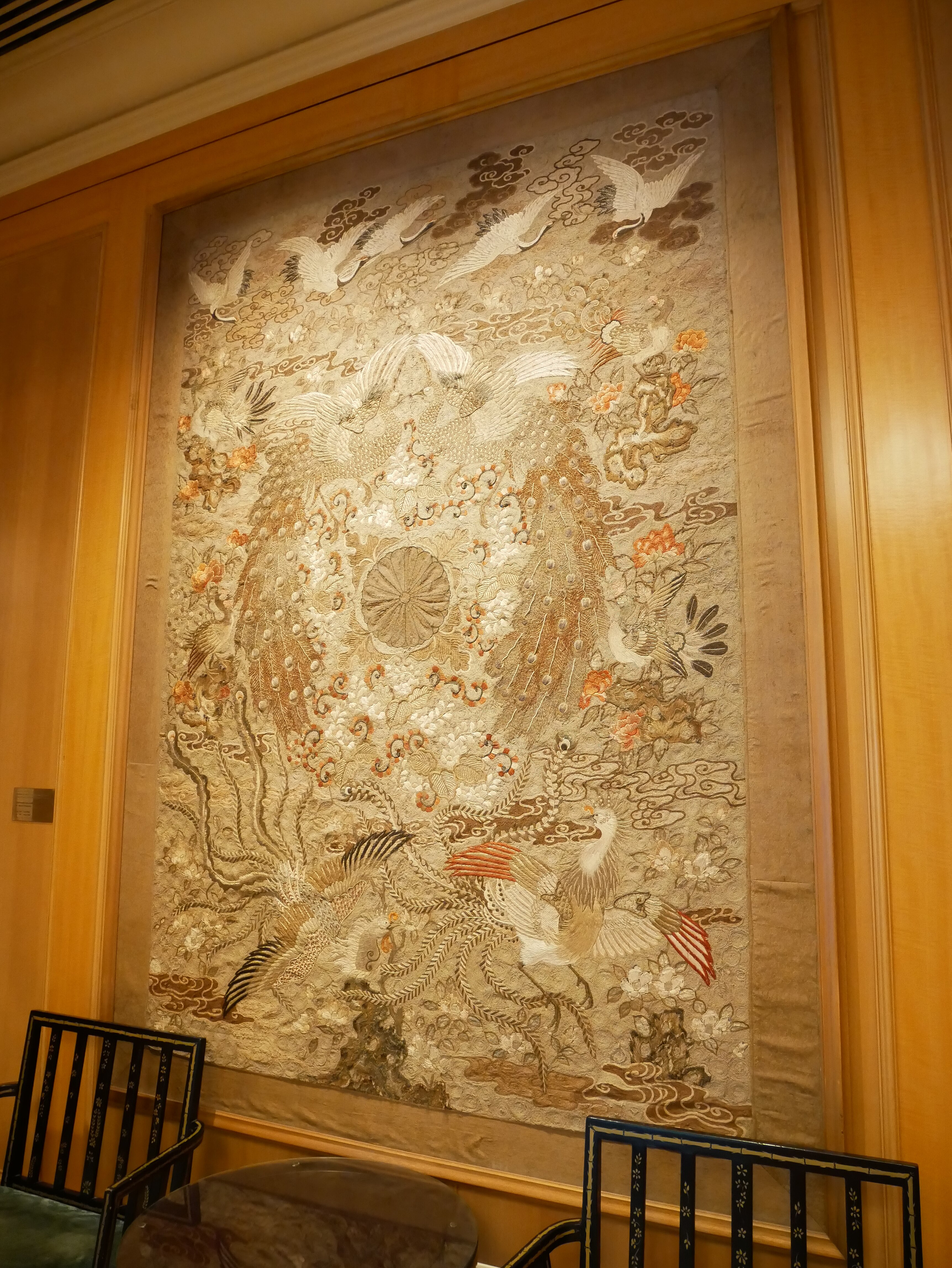 File 西華飯店內展示環孔雀十六瓣八重表菊紋壁毯 Jpg Wikimedia Commons
