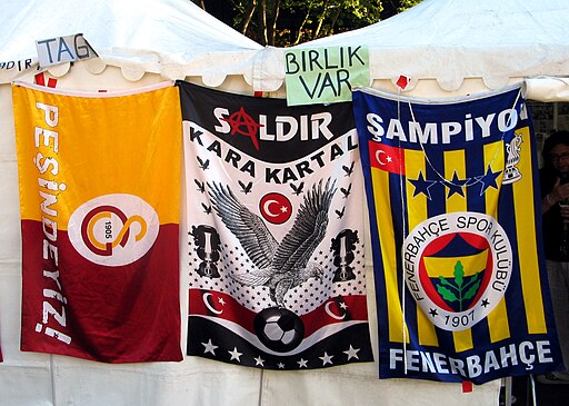 07i6f Fahnen Fußballvereine Galatasaray Istanbul, Beşiktaş JK und Fenerbahçe Spor Kulübü, Proteste in der Türkei 2013