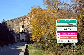 Vista de la entrada meridional a Libros (Teruel), con detalle de la CN-330 y la parroquial al fondo.