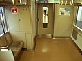 7700番台40N車のトイレ部分。先頭車のみ車両両端にロングシートが設置されている。車椅子スペースはあるが、トイレは車椅子対応ではない。