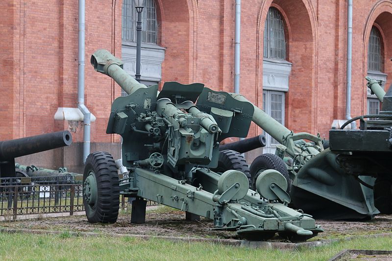 800px-152_mm_Gun-howitzer_D-20_Rear_View_2017-12-24.JPG