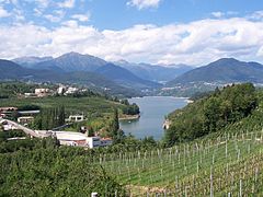 Die Santa-Giustina-Talsperre mit dem Val di Bresimo im Hintergrund
