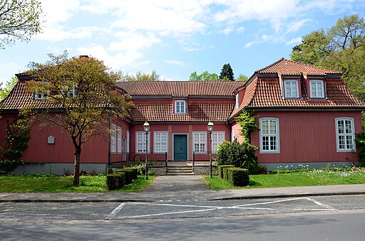 1770 circa erbautes Palais Mecklenburg, Prinzengarten 2 in Celle, Blick im Frühling 2014 vom Stadtfriedhof