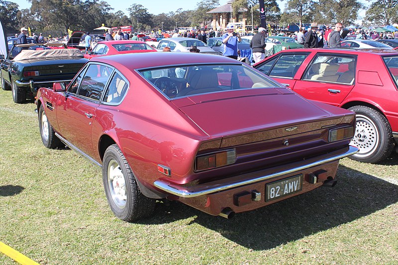 Aston Martin V8 I -  Der Hauch des Todes 800px-1982_Aston_Martin_V8_%2821540267389%29