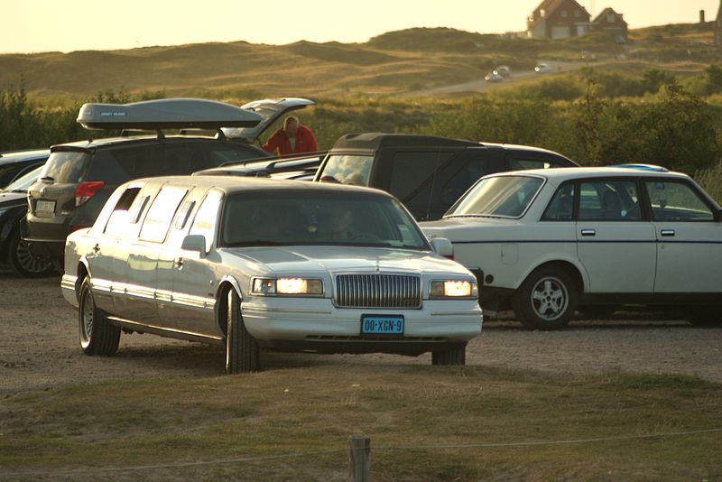 File:1997 Lincoln Town Car Limousine (8877489725).jpg