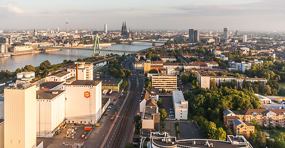 Panorama von Köln-Deutz, Rhein mit Severinsbrücke, links die Ellmühle am Deutzer Hafen