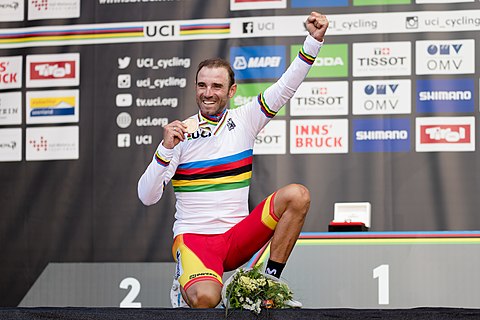 Hiszpan Alejandro Valverde, siedmiokrotny medalista mistrzostw świata w wyścigu ze startu wspólnego na podium zwycięzców