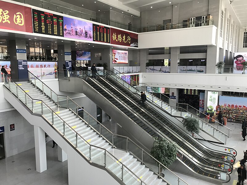 File:201812 Changzhou Station South Building Lobby.jpg