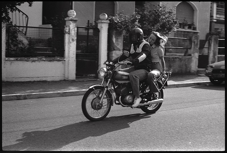 File:3.7.74. Jeunes à moto (1974) - 53Fi5255.jpg