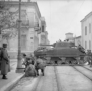 Tanque Sherman británico en Atenas