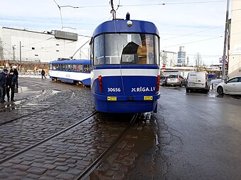 Le tramway 7 tourne de Centrāltirgus iela à Praga iela.