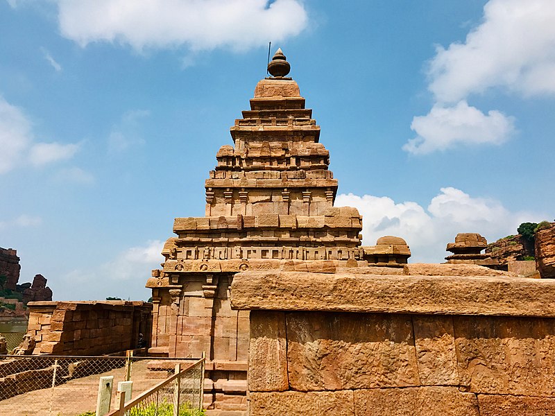 File:7th to 8th century Bhutanatha temple reliefs, statue and artwork, Badami Karnataka - 1.jpg
