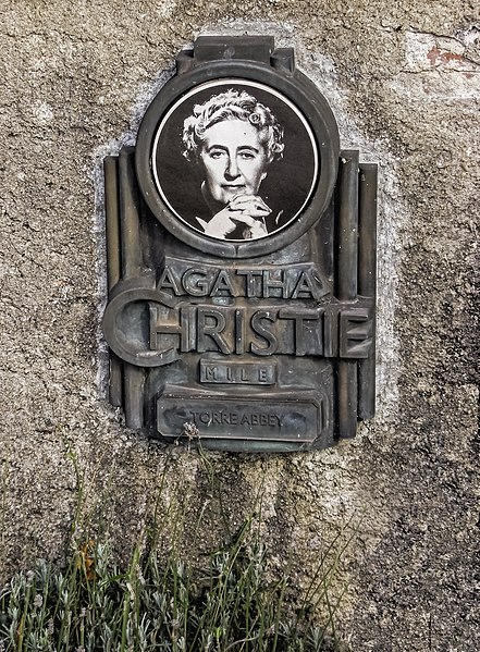 File:Agatha Christie plaque, Torre Abbey, Torquay-13485346894.jpg