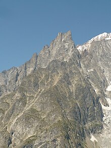 L'Aiguille Noire de Peuterey vista dalla località della Val Veny: Pre de Pascal.
