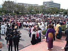 Etudiants à l'issus d'une cérémonie de remise des diplômes à l'université d'éducation d'Aichi.