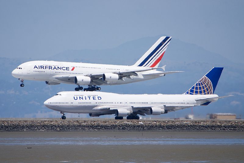 File:Air France Airbus A380, United Boeing 747, SFO (26442706223 