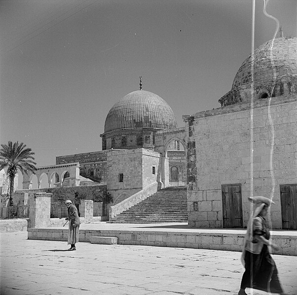 File:Al Haram esh-Sharif - Tempelberg. Rotskoepel of Qubbet es-Sakhra met poort die t, Bestanddeelnr 255-5442.jpg