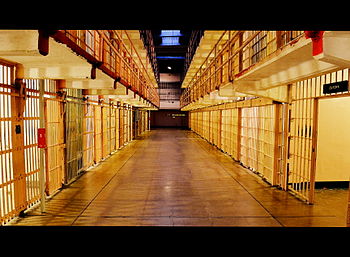 File:Alcatraz prison cell (pfnatic).JPG