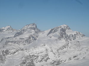 Mitt på bilden Adlergletscher, till vänster Rimpfischhorn, höger Strahlhorn, längst till vänster Allalinhorn