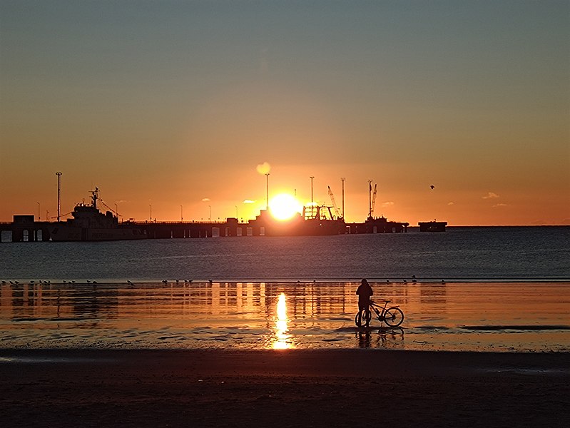 File:Amanecer en Puerto Madryn, Chubut 2022.jpg