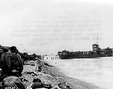 Amerikanske landgangsfartøyer, med soldater som går i land på Omaha-stranden