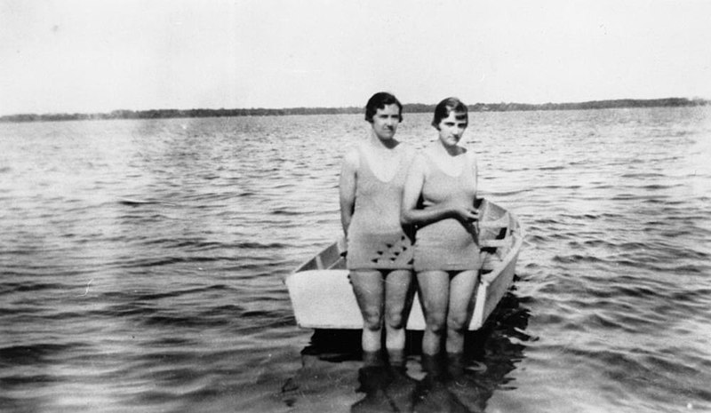 File:Amy and Maude Werth at the Queensland coast, ca. 1930 (3840593905).jpg