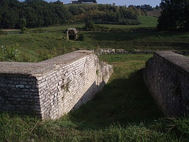 Entrance to Suasa amphitheater from a vomitorium. Anfiteatro di Suasa - Ingresso all'arena.JPG