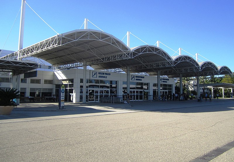 File:Antalya Flughafen Ankunftshalle.JPG