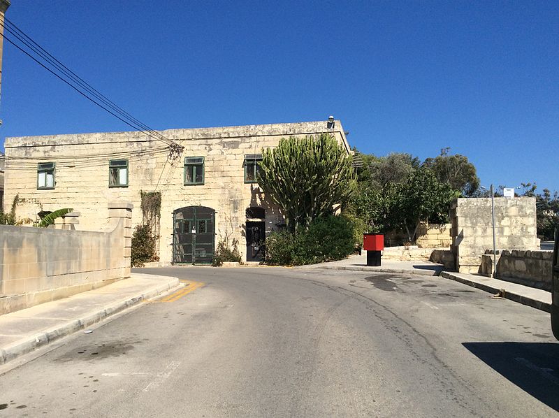 File:Aqueduct old farmhouse.jpeg