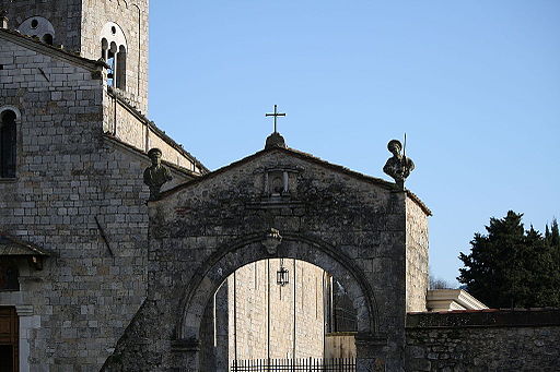 Arco della badia di San Pietro di Camaiore