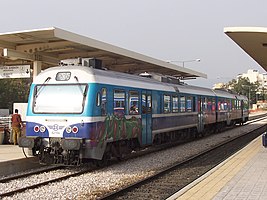 Αυτοκινητάμαξα MAN 2000 (κατασκευής Ελληνικών Ναυπηγείων Σκαραμαγκά σε συνερασία με την Bombardier Transportation. Κατασκευάστηκαν μεταξύ 2002-2005 και τέθηκαν σε λειτουρία στον Ο.Σ.Ε. από το 2006 έως το 2008). Διαθέτουν 3 κινητήρες έλξης/πέδης (που χρησιμοποιούνται για γκάζι & φρένο) της ΜΑΝ τύπου D2842ME601 ο κάθε ένας ισχύος 256kW, με ονομαστική ισχύ 305kW, συνολικά δηλαδή 1227 ίπποι ανά αυτοκινητάμαξα.