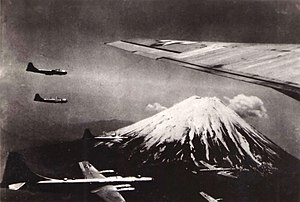 Amerikaanse Boeing B-29 bommenwerpers van de 498th Bomb Group boven Japan (1945).