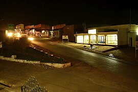 Stadtstraße bei Nacht